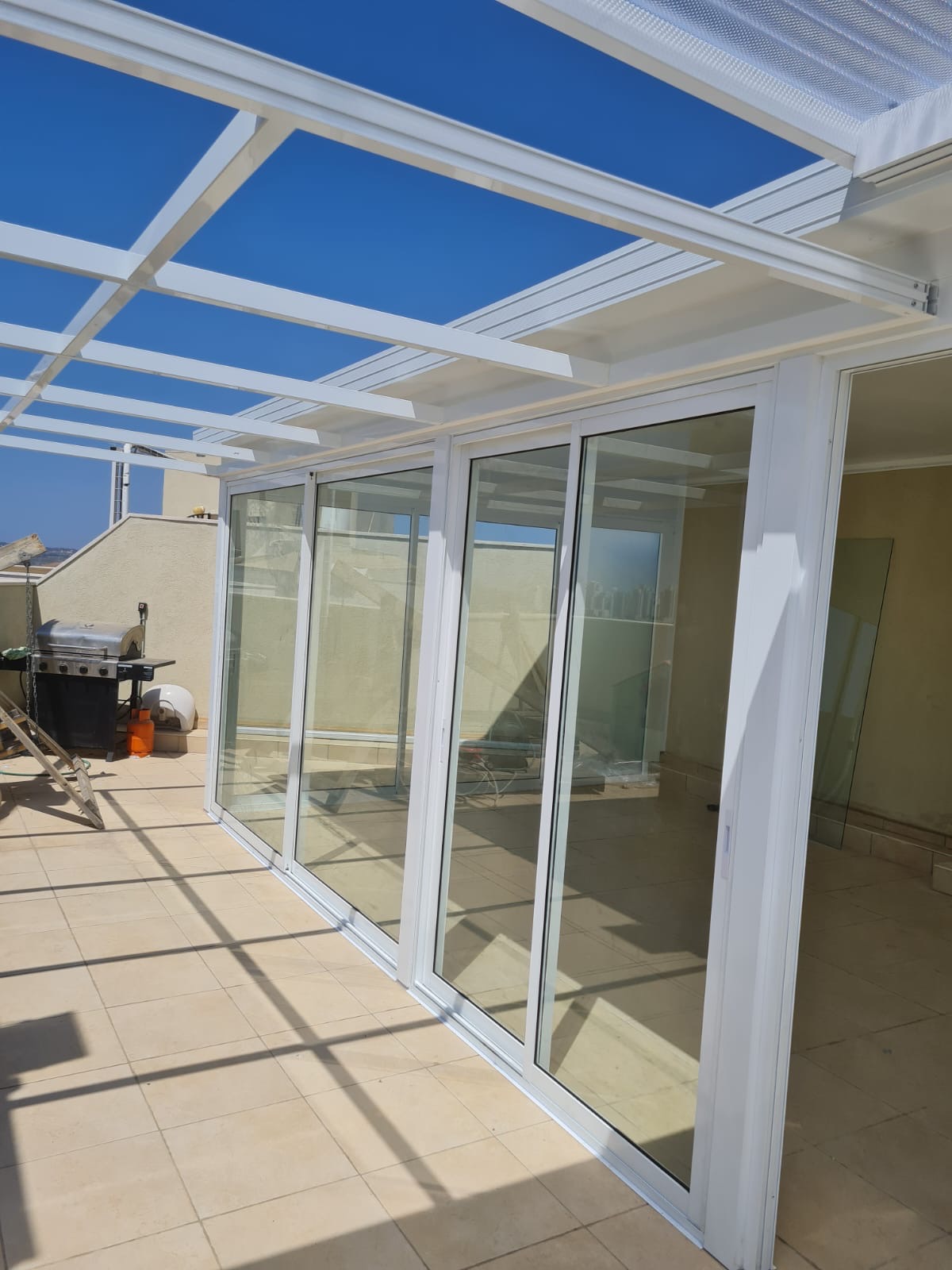 סגירת מרפסת גג עם גג שקוף