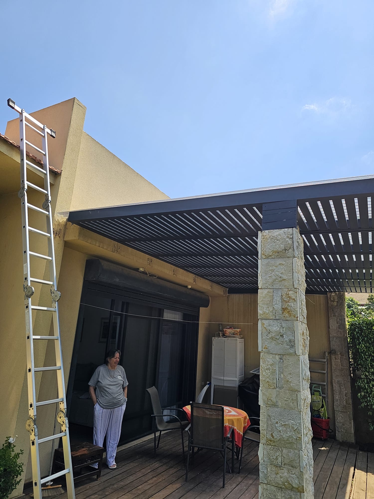 פרגולת רפפות צמודת מבנה בגוון אנתרציט