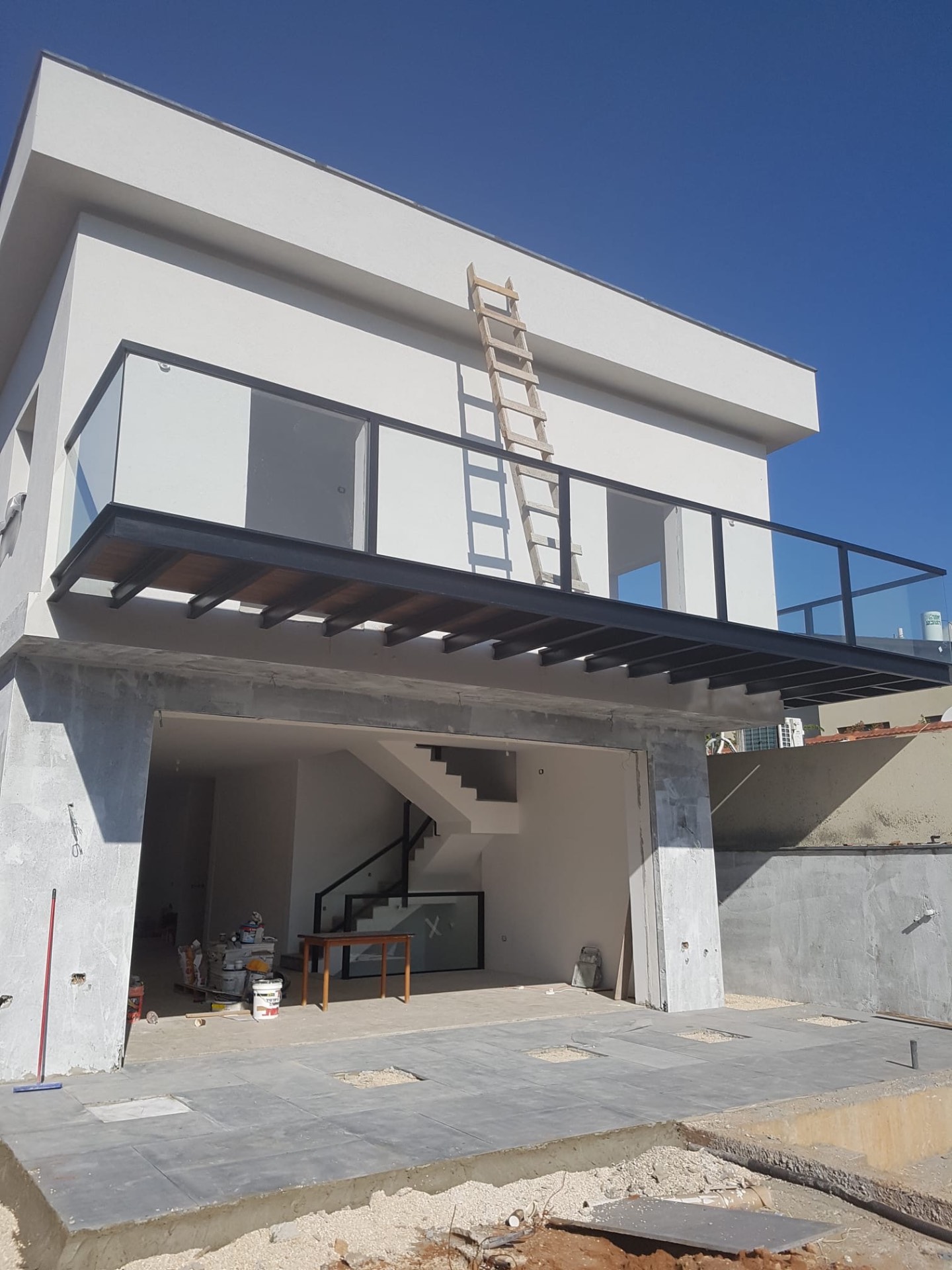 מעקה זכוכית ואלומיניום למרפסת בבית פרטי