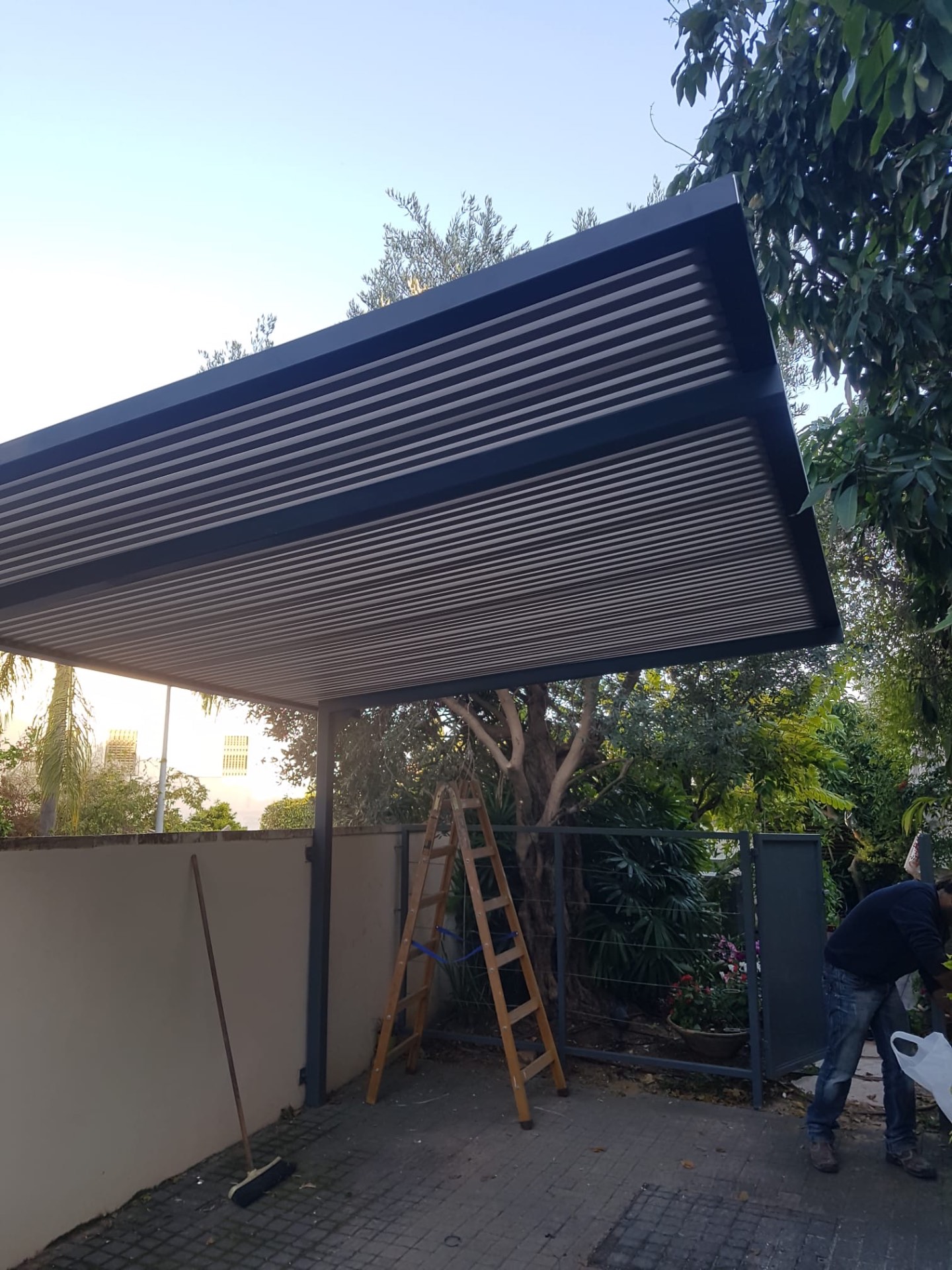 פרגולת אלומיניום קונזולית בגוון אנתרציט