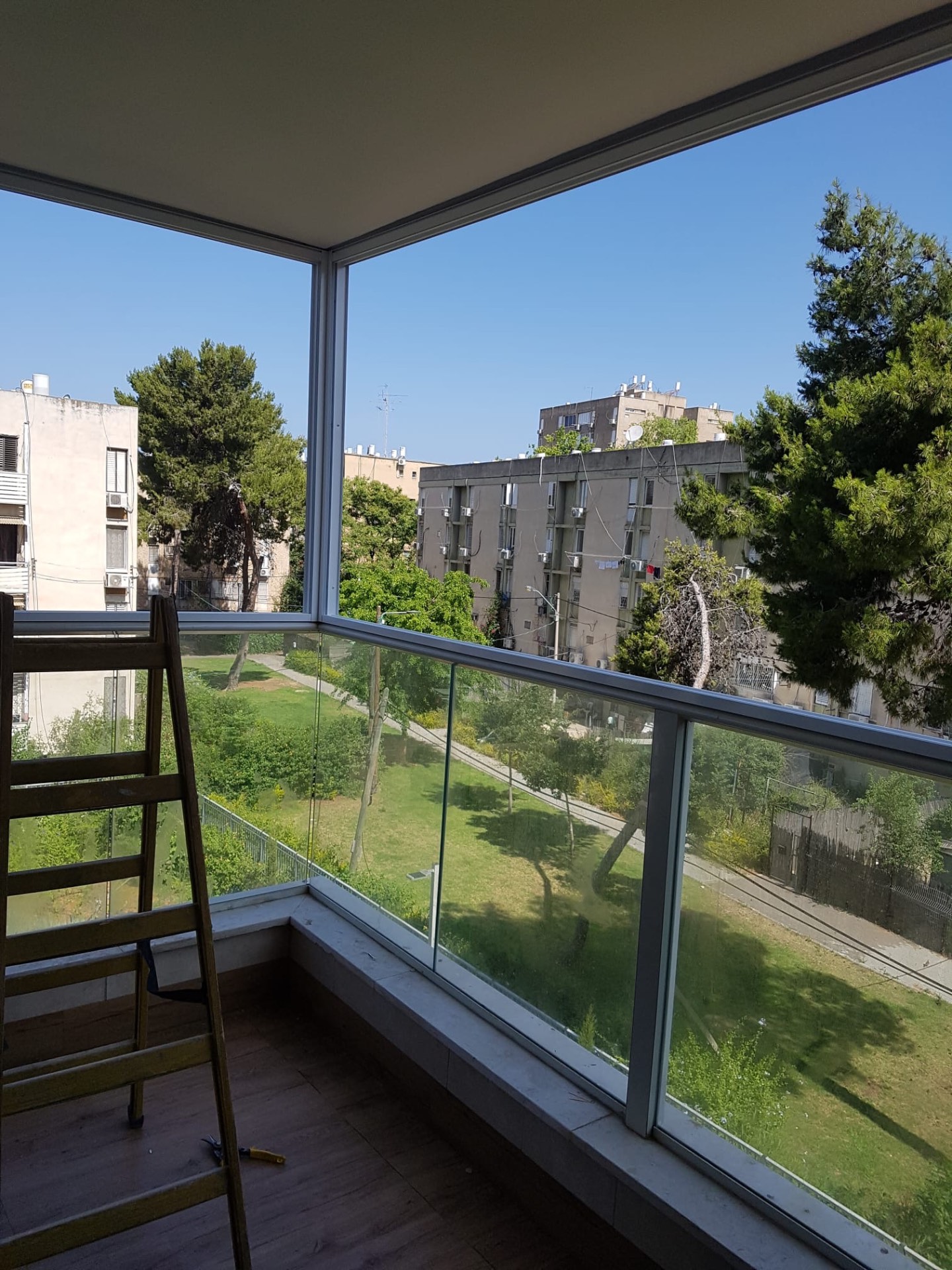 סגירת מרפסת עם מעקה זכוכית ונוף פתוח